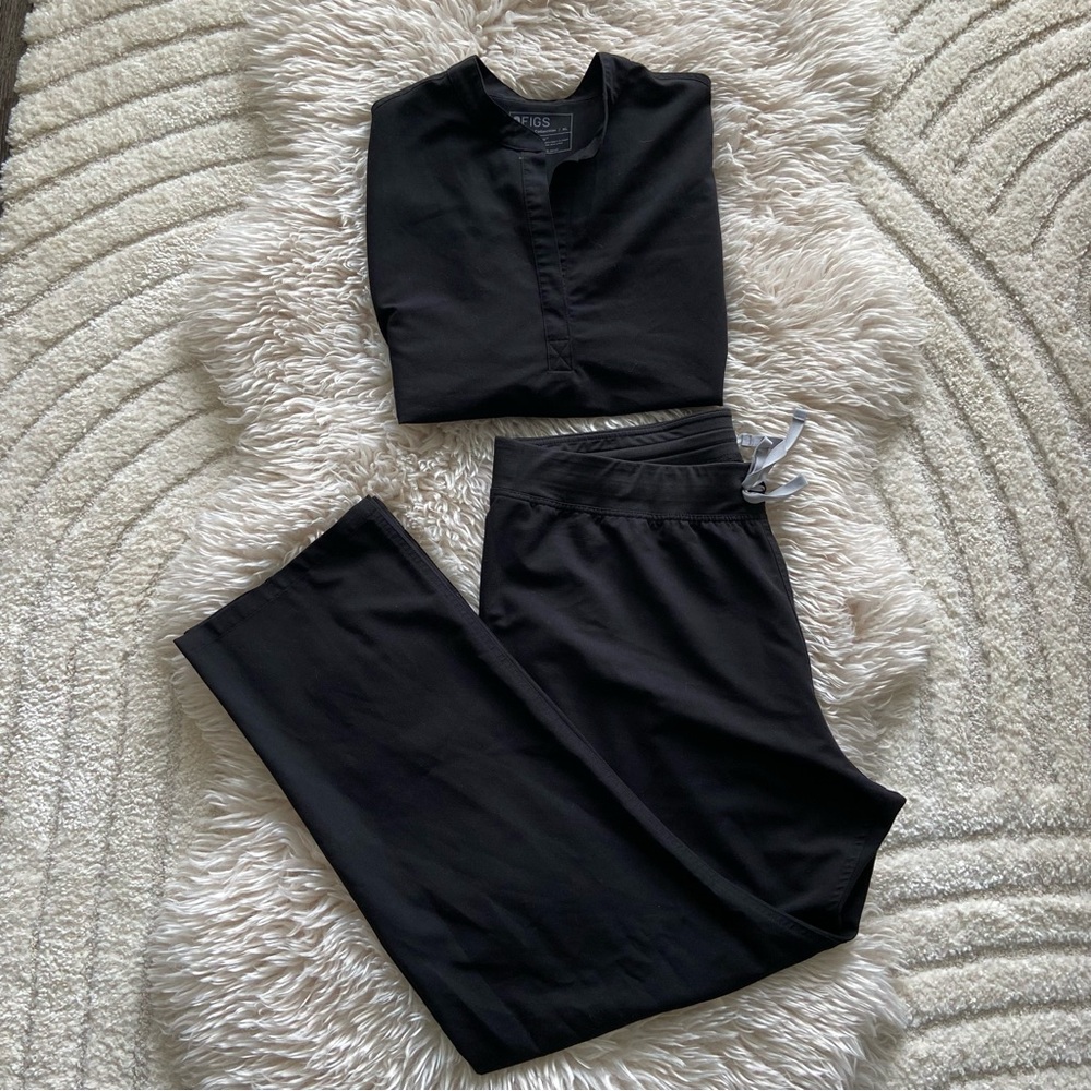 FIGS Scrub set in Black - Rafaela Top in XL & Livingston Pants in XXL
